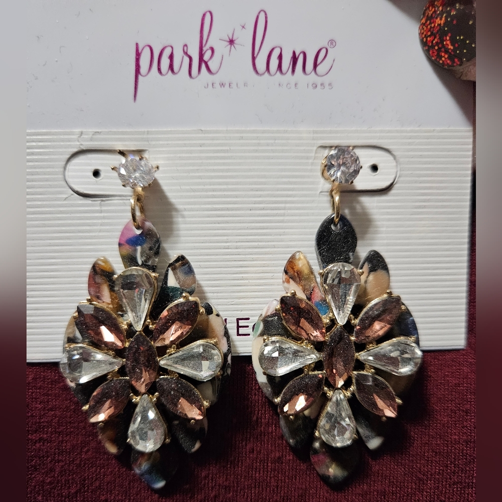 🎁 Statement earrings